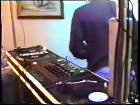 Gianni Cenerino Dj le feste in casa gli amici gli eventi i mixaggi i dischi di vinile i tempi che furono gli anni 90