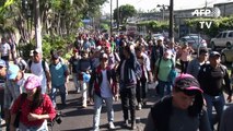 Unos 2.000 salvadoreños salen en caravanas hacia EEUU