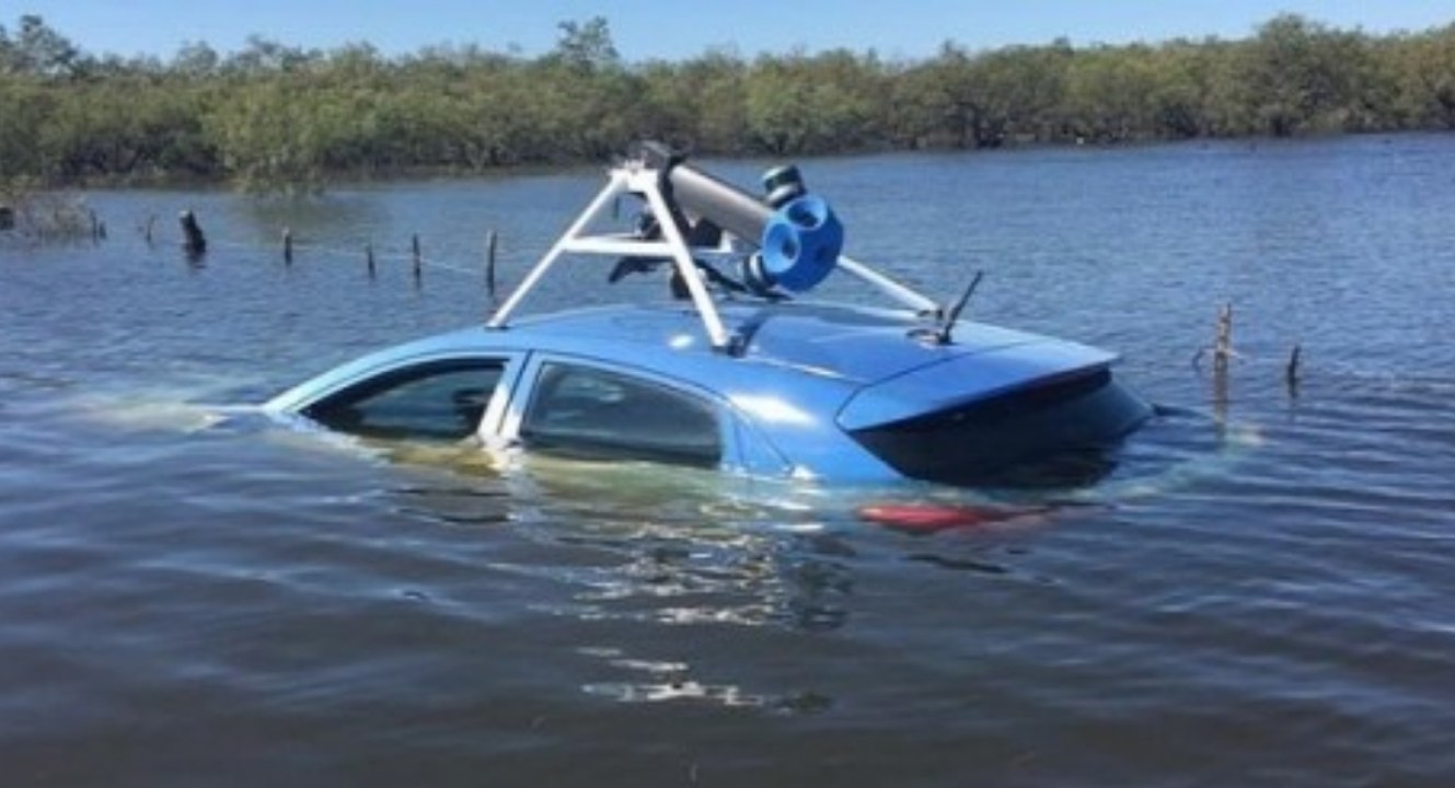 Un véhicule Google Street View coincé dans un champs inondé au Texas