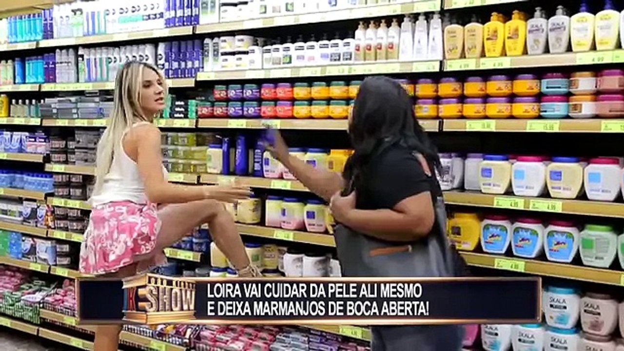 Loira exibe as pernas para testar hidratante ,,,,,,,POWER GAMING ZON....