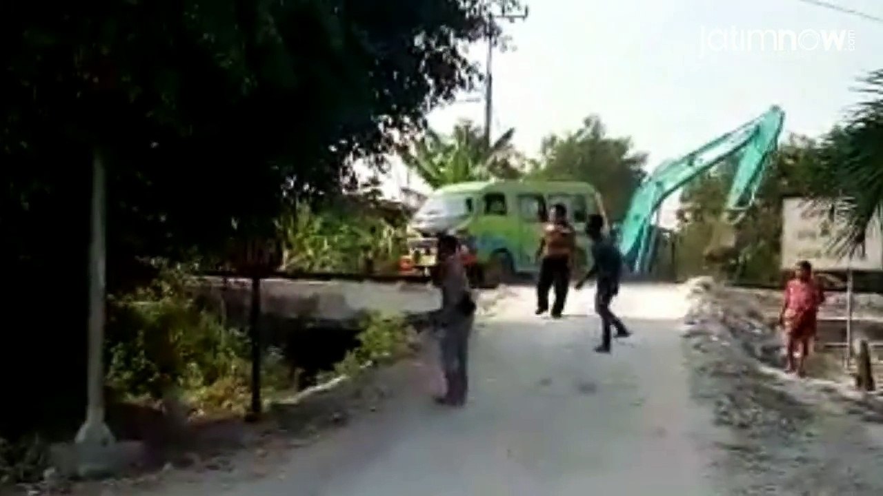 Detik-detik Kecelakaan Kereta Api vs Elf di Bojonegoro