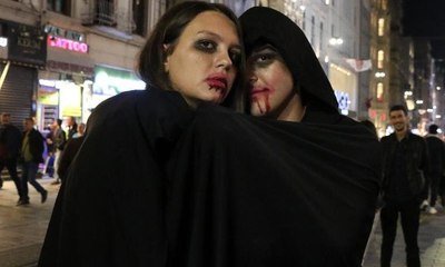 İstiklal Caddesi'ni 'cadılar' bastı
