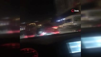 İstanbul'da Lüks Otomobilli Magandalar Caddeyi Trafiğe Kesip "Drift" Yaptı