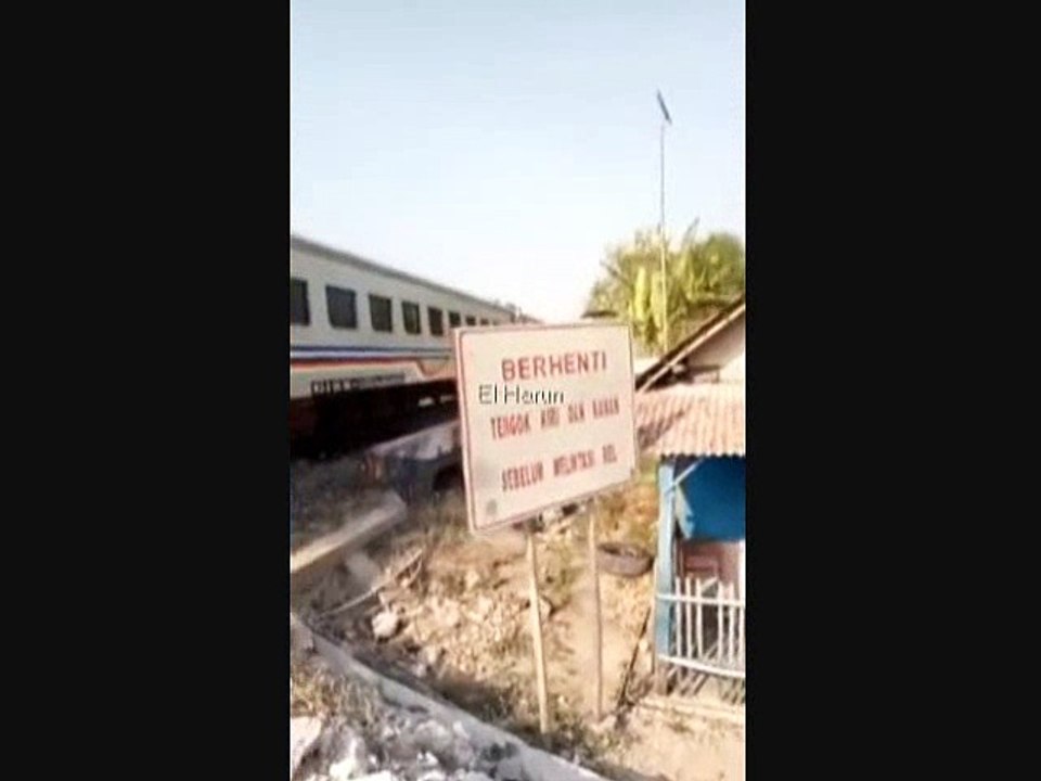 KERETA MENABRAK ANGKOT  YANG MOGOK DI REL