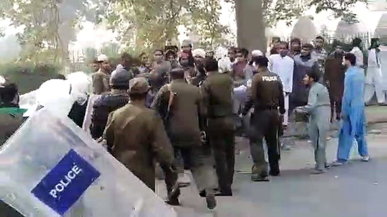 Police Ke Haathon TLP Workers Ki Chitrol - TLP Karunon Ki Daurain Lag Gaieen