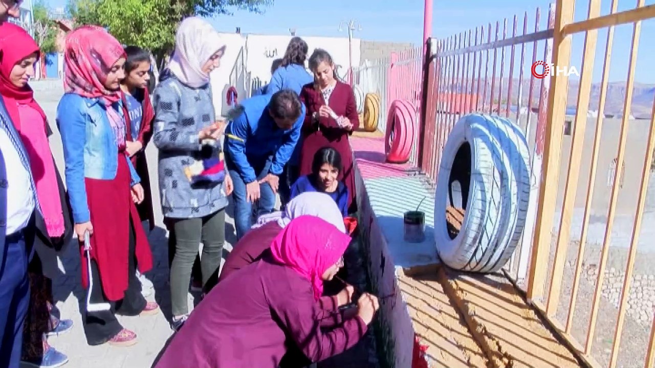 Mahalleyi seferber eden okul sevgisi...Okulu taşlayan gençler okulu güzelleştirmek için çalıştı