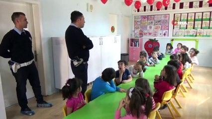 Polisler çekti, anaokulu öğrencileri oynadı