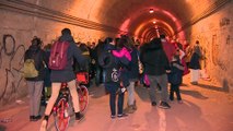 Vecinos de Las Tablas y Fuencarral celebran Halloween en el túnel que une sus barrios