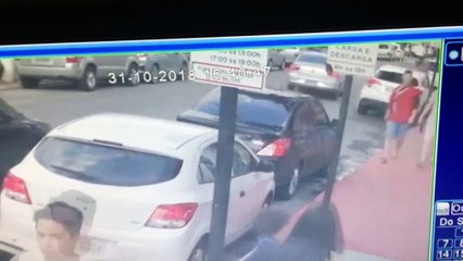 Mãe cai com bebê durante ação de assaltantes em Vila Velha