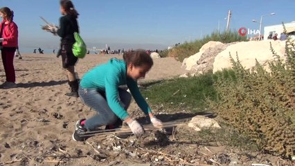 Büyükler kirletti, çocuklar temizledi