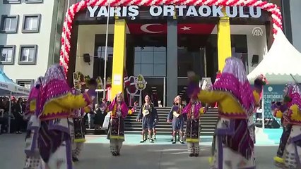 Bakan Selçuk, ıslık çalarak sevgi gösterisinde bulunan öğrencilere ıslıkla karşılık verdi