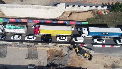 TEM'de tır devrildi, bölgede oluşan yoğun trafik havadan görüntülendi