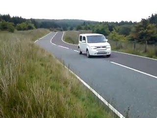 Nissan Cube jump (2010)