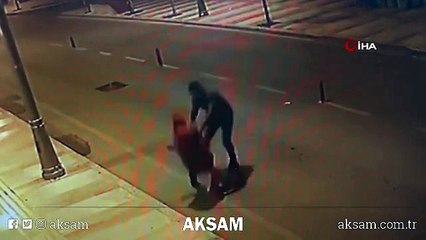 Kız kardeşiyle görüştüğünü öğrendiği genci herkesin gözü önünde bıçakladı