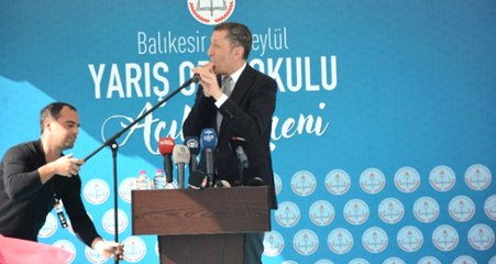 Bakan Ziya Selçuk, Kendisine Islıkla Destek Olan Çocuklara Aynı Şekilde Cevap Verdi