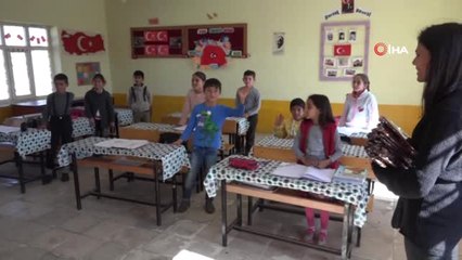 Üniversite Öğrencilerinden Köy Okuluna Kırtasiye Desteği