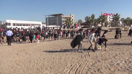 Mersin Öğrenciler Mersin'de Sahili Temizledi