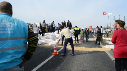 Yol buğday tarlasına döndü... Tonlarca buğdayın yüklü olduğu kamyonun altında kalan sürücü hayatını kaybetti
