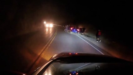 Ce chauffard a fait l'erreur de doubler dans un virage !