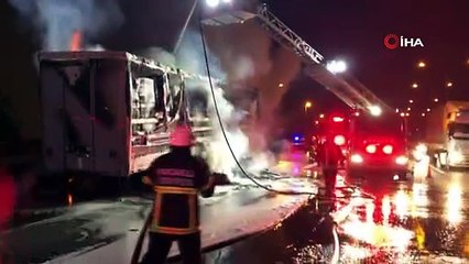 TEM’de karton yüklü TIR alev alev yandı, trafik kilitlendi