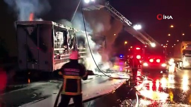TEM’de karton yüklü TIR alev alev yandı, trafik kilitlendi