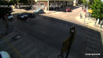Trafik kazaları MOBESE kameralarına yansıdı