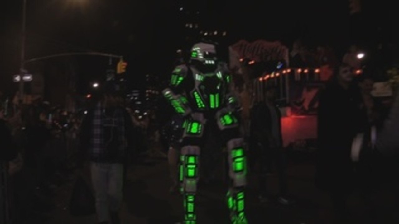 Nueva York celebra Halloween con multitudinario desfile inspirado en robots