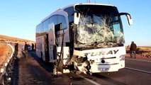 Yolcu otobüsü hafif ticari araçla çarpıştı: 2 ölü, 4 yaralı (2) - SİVAS