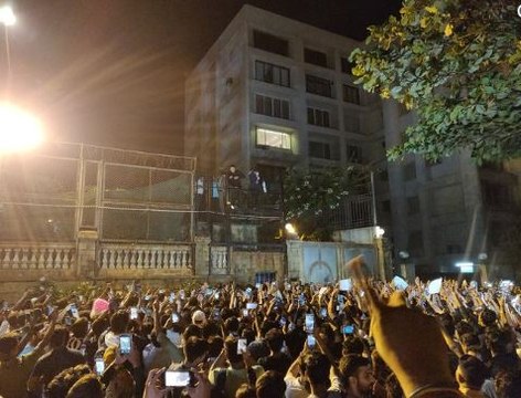 అర్ధరాత్రి షారుక్ ఇంటి ముందు బారులు తీరిన ఫ్యాన్స్... మరీ ఈ స్థాయిలోనా?