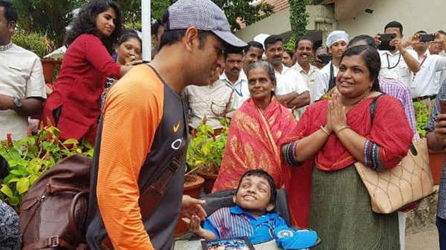 India Vs West Indies 2018 : MS Dhoni And Virat Kohli Meet A Handicapped Fan Before 5th ODI| Oneindia