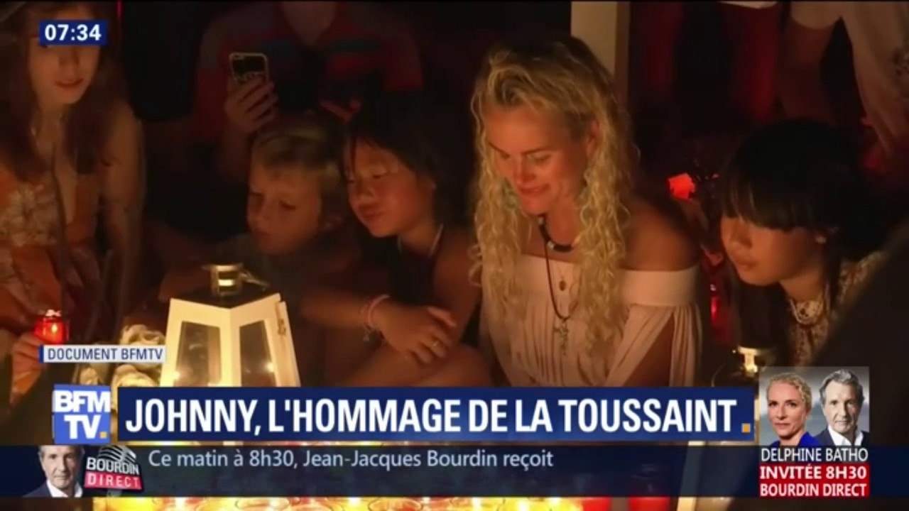 Les images de Laetitia Hallyday à Saint-Barth chantant "Mon pays, c'est l'amour" avec des fans devant la tombe de Johnny
