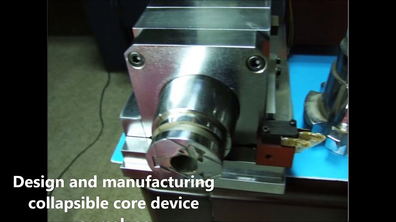 collapsible core mold and molding