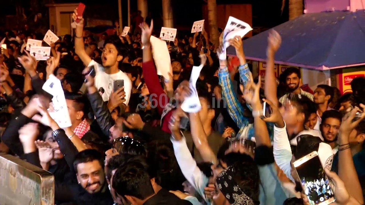 Shah Rukh Khan Wave Hand To Excited Fans On His Birthday