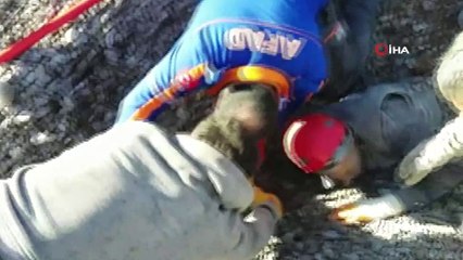 Mıcırın altında kalan işçinin kurtarılma anları görüntülendi