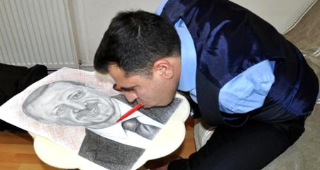 İki Kolu Olmayan Genç, Ağzıyla Cumhurbaşkanlarının Resmini Çizdi
