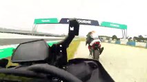 Un pilote de moto percute un oiseau
