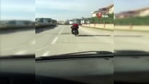 Motosikletli maganda trafiği böyle birbirine kattı