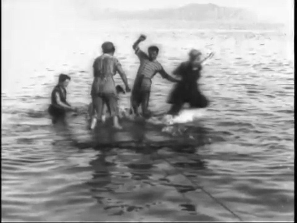 Auguste & Louis Lumière: Radeau avec baigneurs (1897)