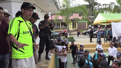 Salvadoreño va en caravana migrante en busca de salud en México