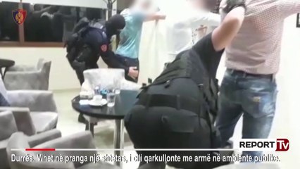 Report TV - Aksione dhe kontrollet nga policia në Durrës, në pranga i riu me pistoletë pa leje