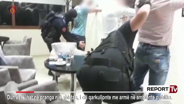 Report TV - Aksione dhe kontrollet nga policia në Durrës, në pranga i riu me pistoletë pa leje