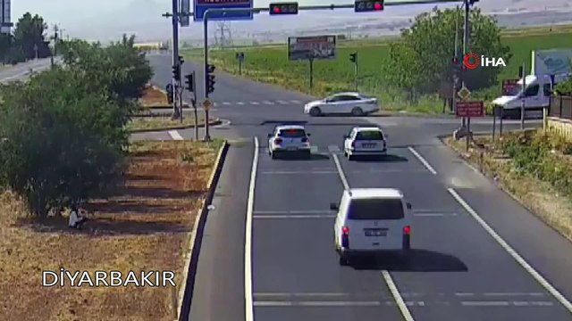 Yurt genelinde yaşanan trafik kazaları MOBESE kameralarına yansıdı
