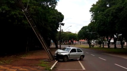 Carro atinge poste na Avenida Brasil