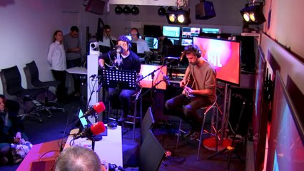 Patrick Bruel interprète "Arrête de sourire", extrait de son nouvel album, en live