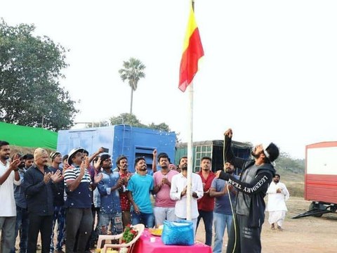 ಹೈದರಾಬಾದ್ ನಲ್ಲಿ ಬರಿಗಾಲಿನಲ್ಲಿ ಕನ್ನಡದ ಬಾವುಟ ಹಾರಿಸಿದ ಸುದೀಪ್ | FILMIBEAT KANNADA