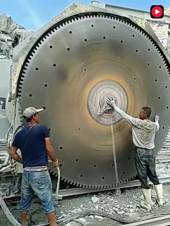 Il faut beaucoup de talent pour manier cet outil : Masse à manche souple