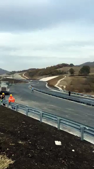 Banoret vendosin pankarte kunder bllokimit te rruges Kaçanik-Hani i Elezit