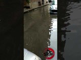 Stop - Durrës, mjaftojnë pak minuta shi dhe ujërat e zeza pushtojnë trotuaret