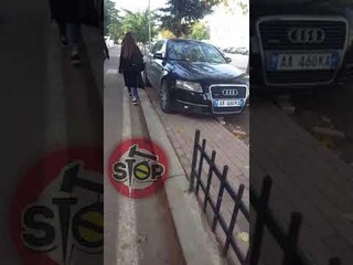 Stop - QSUT, paguan tarifë parkimi, s'ke ku parkon  dhe përfundon mbi trotuar