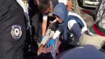 İzmir Yunanistan'a Geçmek İsteyen 54 Kaçak Göçmen Sıkıştıkları Minibüste Yakalandı  